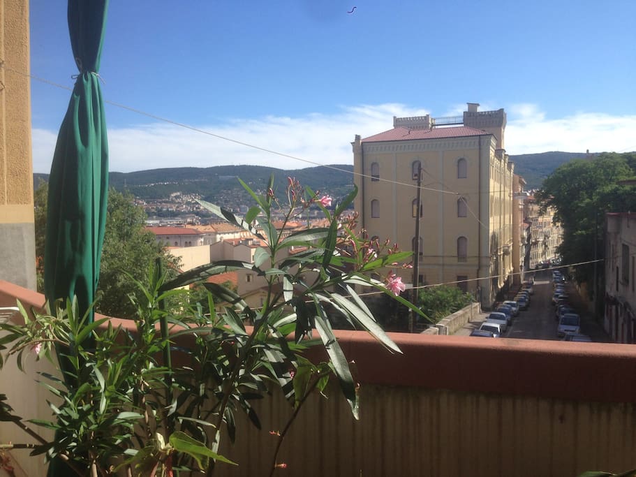 La vista dalla terrazza, la città, il Carso, il panorama.