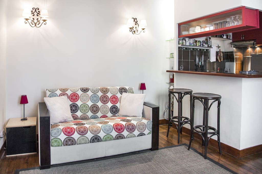 Cute living room with bar and open plan kitchen