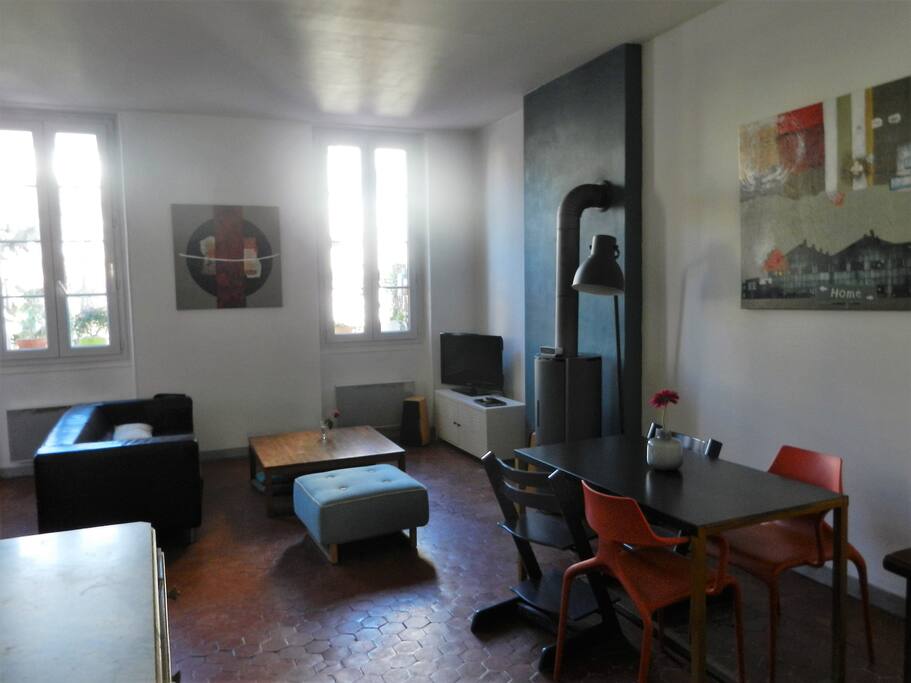 Salon, coin repas et poêle à bois