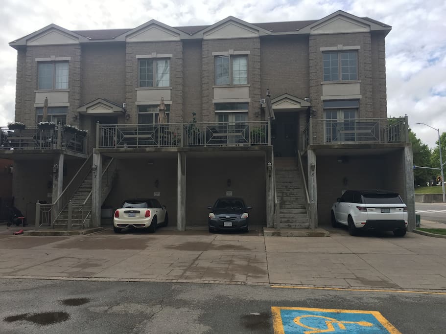 Four townhouse units in this complex.