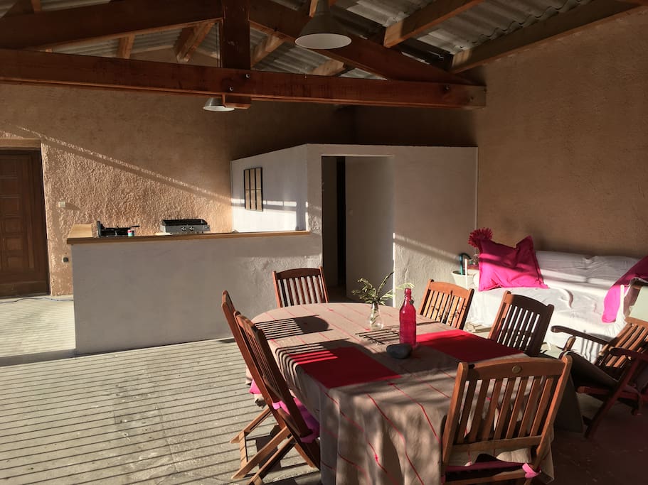 Cuisine d'été, terrasse ombragée