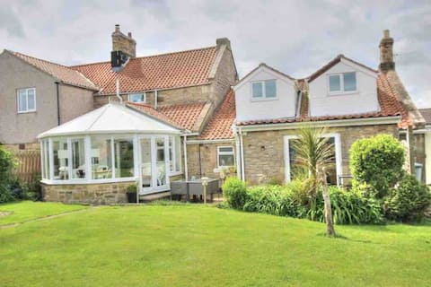 ‘Rose Cottage’ Coastal house sleeps 8 with hot tub