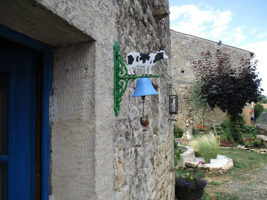 il n' y a pas de sonnette mais une très jolie cloche ancienne