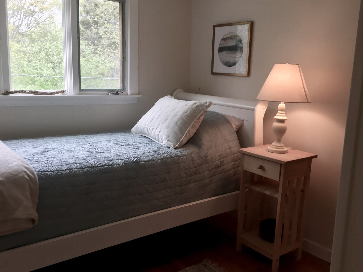 أصغر غرفة نوم بسرير مزدوج واحد