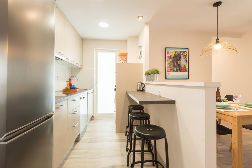 Fully equipped kitchen/ cocina equipada