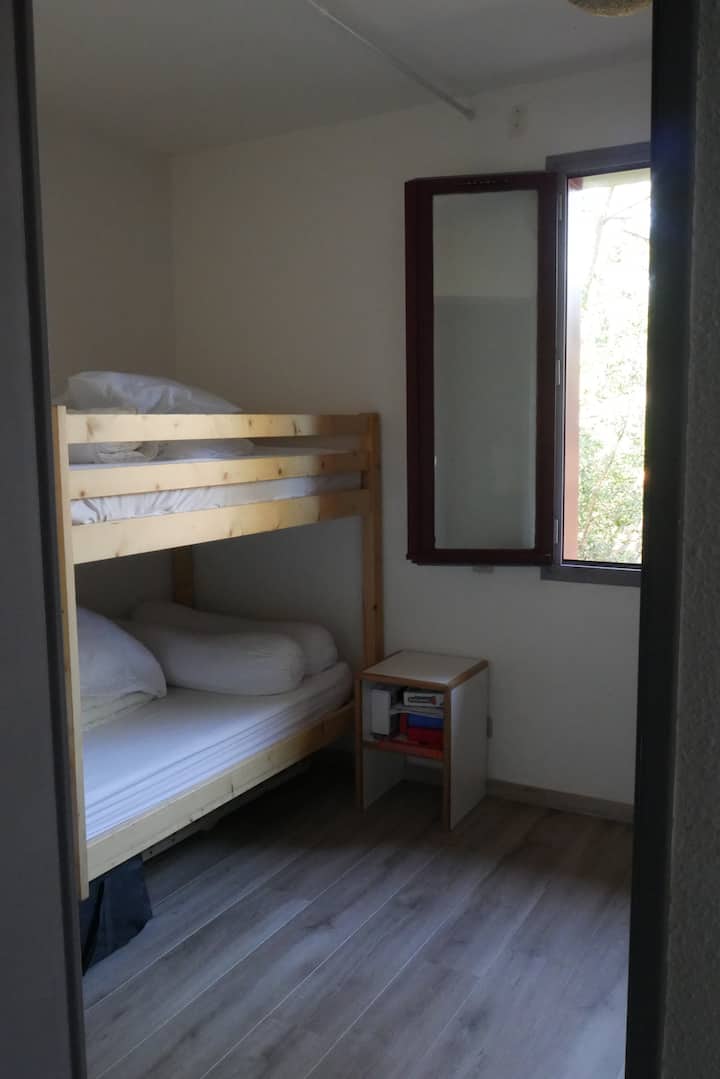 Dormitorio 2: litera (1 lugar) + cama convertible (2 lugares) + mezzanine (1 lugar)
