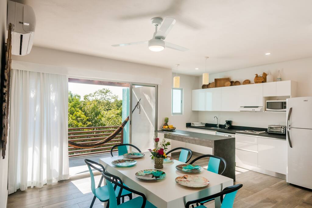 Dining area with the terrace overlooking the jungle