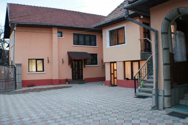 One double bedroom close to Bran Castle.