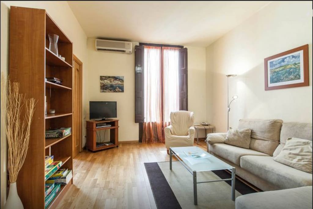 : Living room with comfortable sofás and access to the balcony