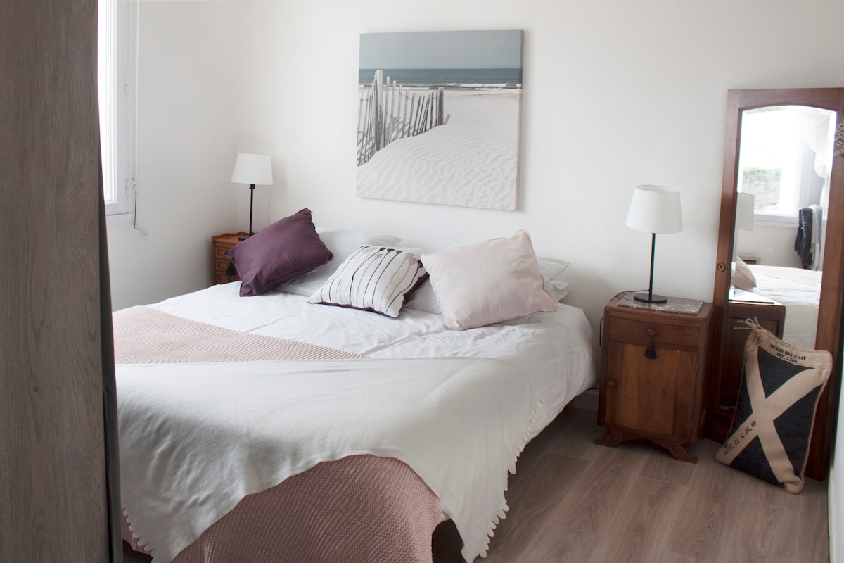 Chumba cha kwanza cha kulala: kitanda na kabati la ukubwa wa malkia