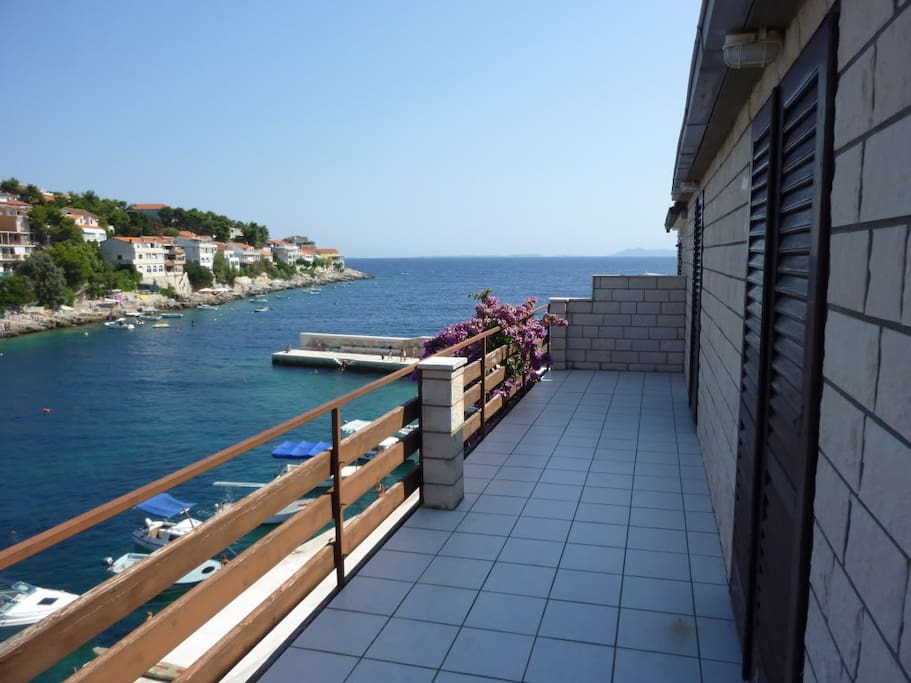großer Balkon mit Blick auf die Bucht und das Meer