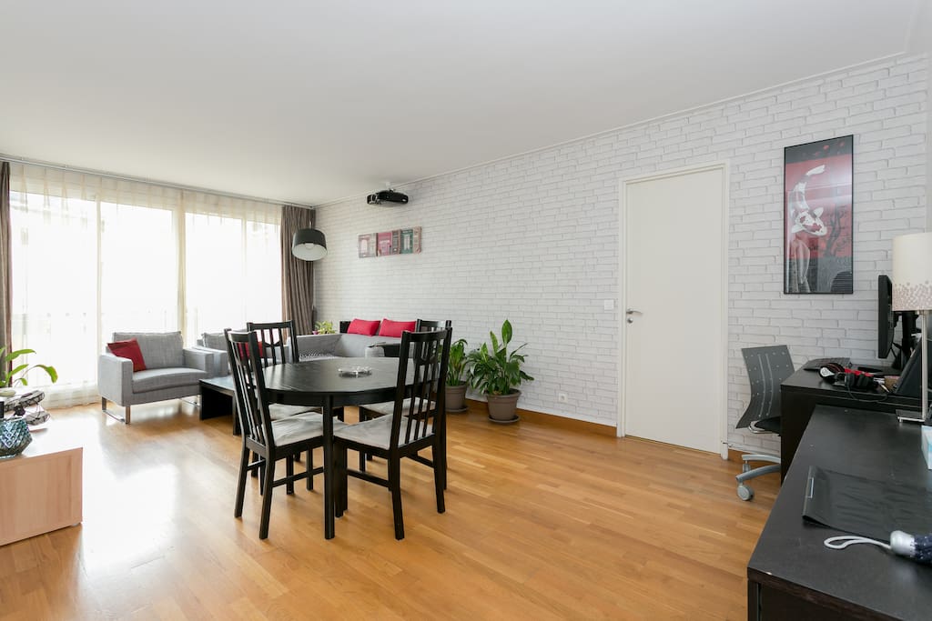 Spacious living room