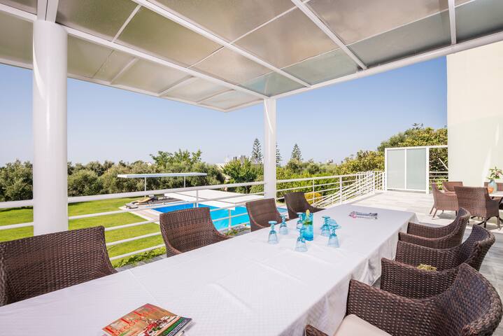 Unique deep dive Pool Villa gallery image 4