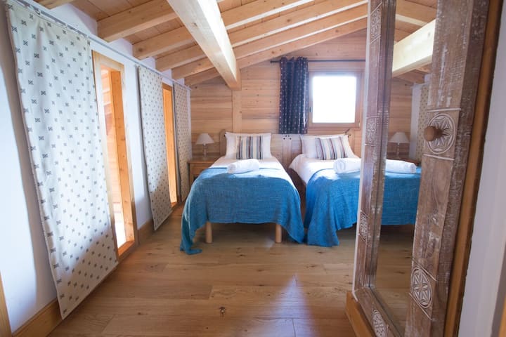 חדר זוגי/קינג בקומה העליונה עם חדר רחצה צמוד