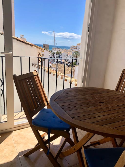 Terras with patio door and direct port view