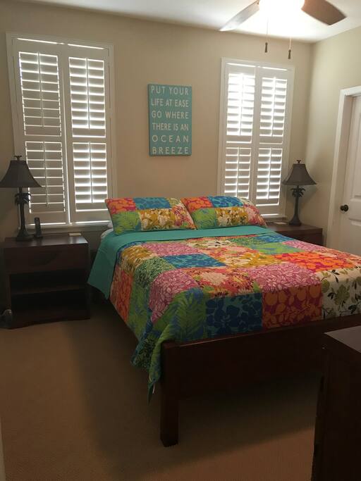 Guest room with queen bed