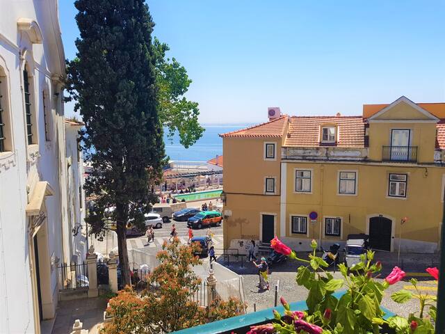 Apartment with Terrace and River View in Alfama