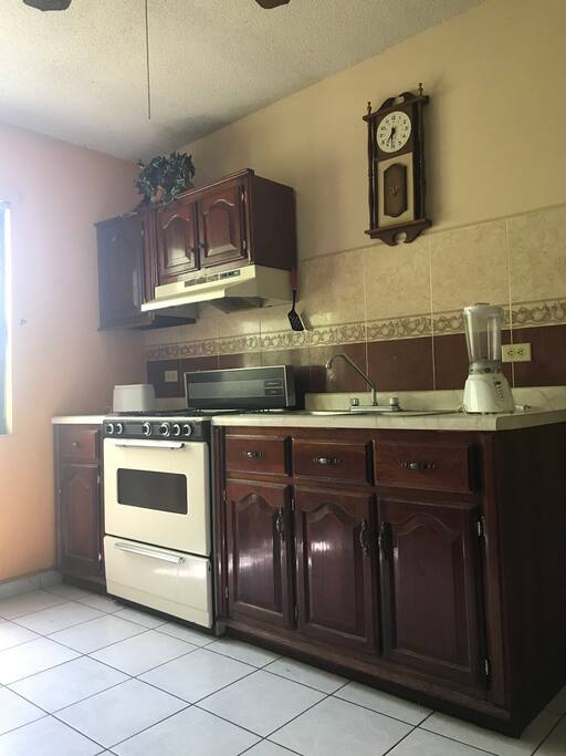 Cocina-estufa, refrigerador y micro exclusivos de los huéspedes