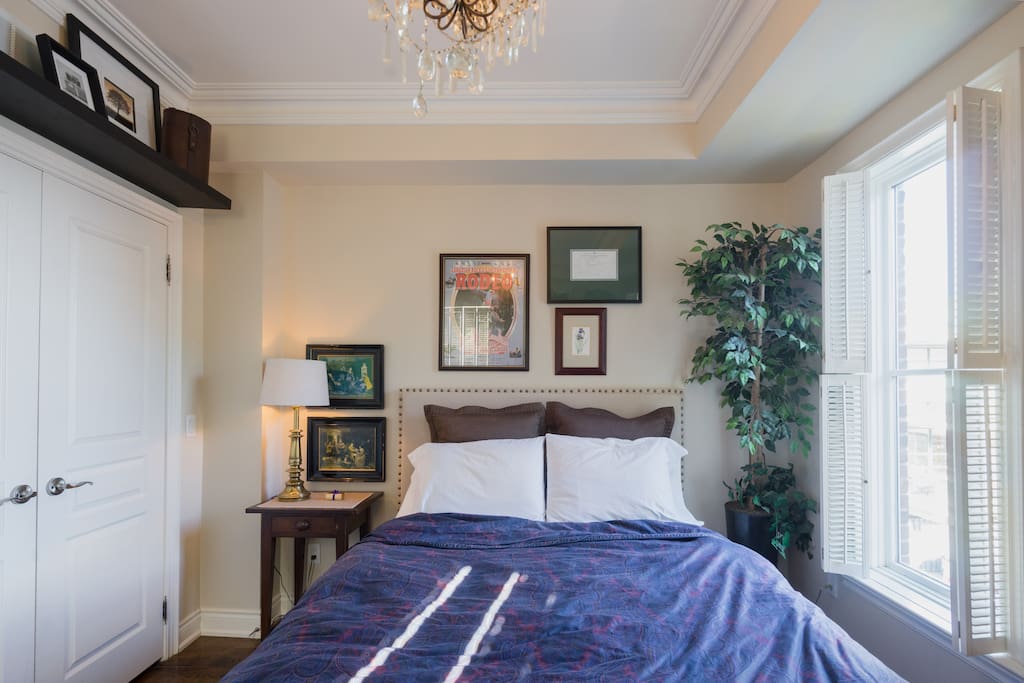 Queen size bed, Ralph Lauren linens