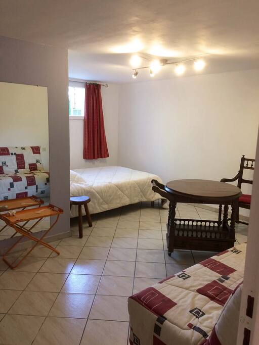 chambre avec lit 2 personnes+ canapé lit 2 personnes