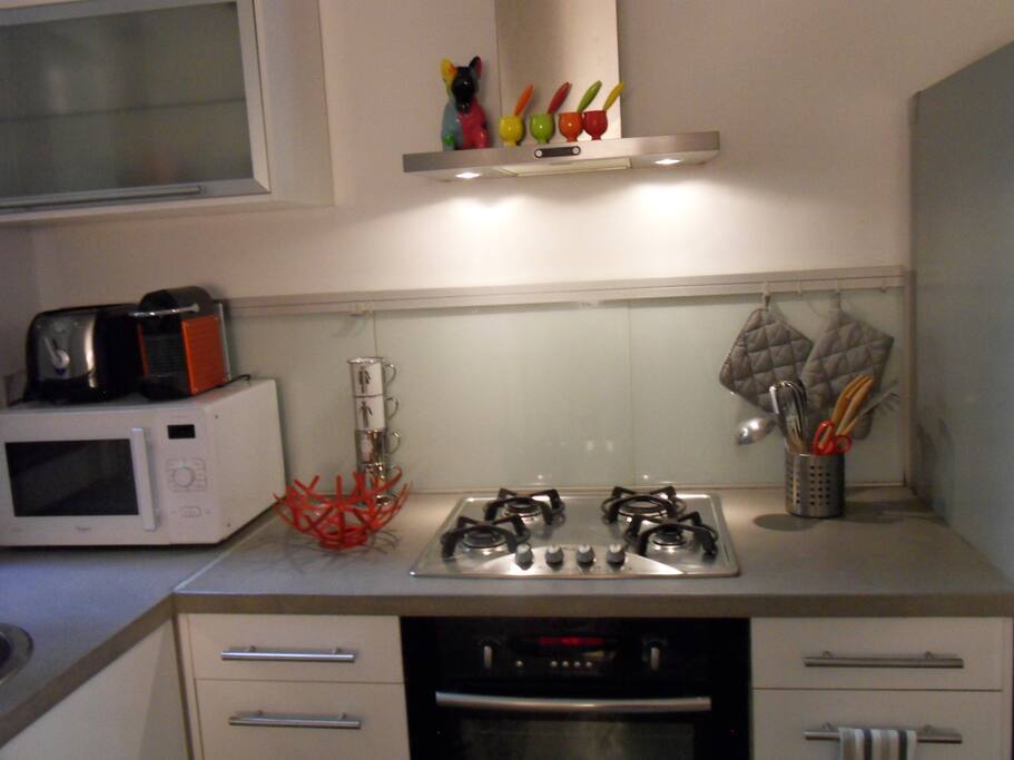 Gazinière, machine Nespresso, toaster, micro-onde et four
