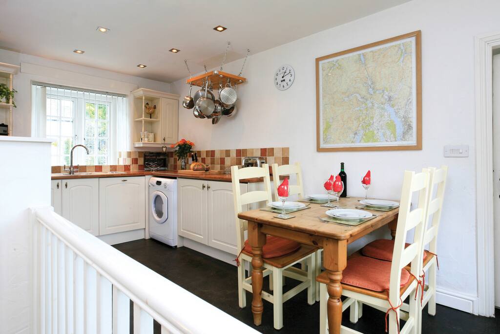 Well equipped kitchen with washer/dryer & dishwasher