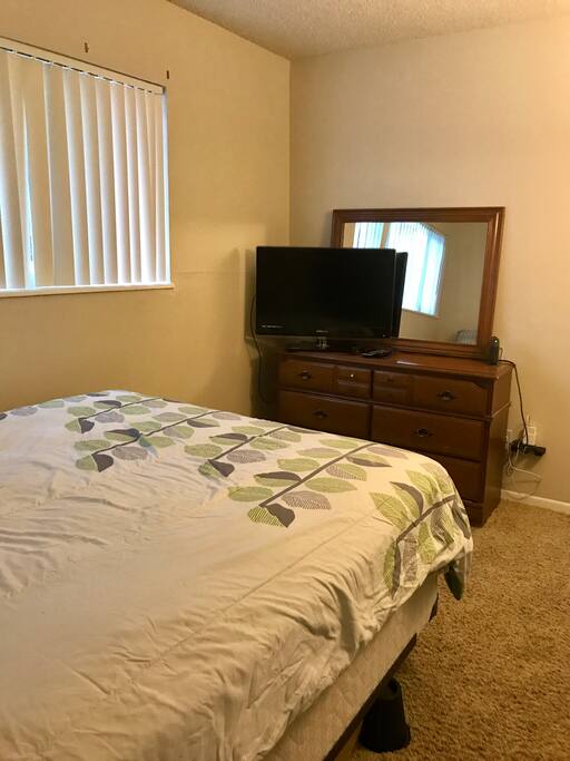 32" TV, dresser, roku, blu-ray