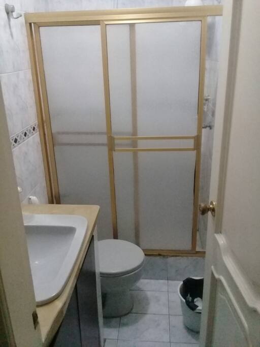 Baño de 3 Piezas. Ducha con agua caliente
