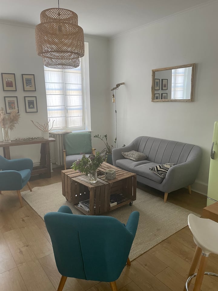 ห้องนั่งเล่นเปิดออกสู่ห้องครัว 