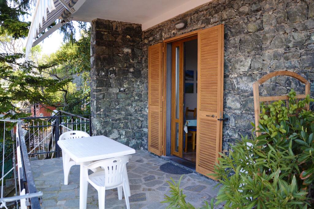 Terrazzo con tavolo ideale per mangiare all'aria aperta