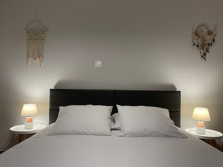 سرير بحجم كوين (مرتبة شخصية 160 سم × 200 سم).