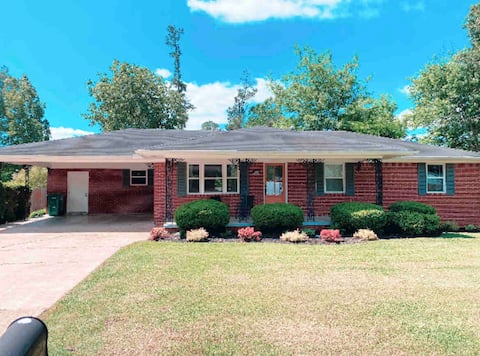 The Bristow Bungalow - Great Location & Backyard