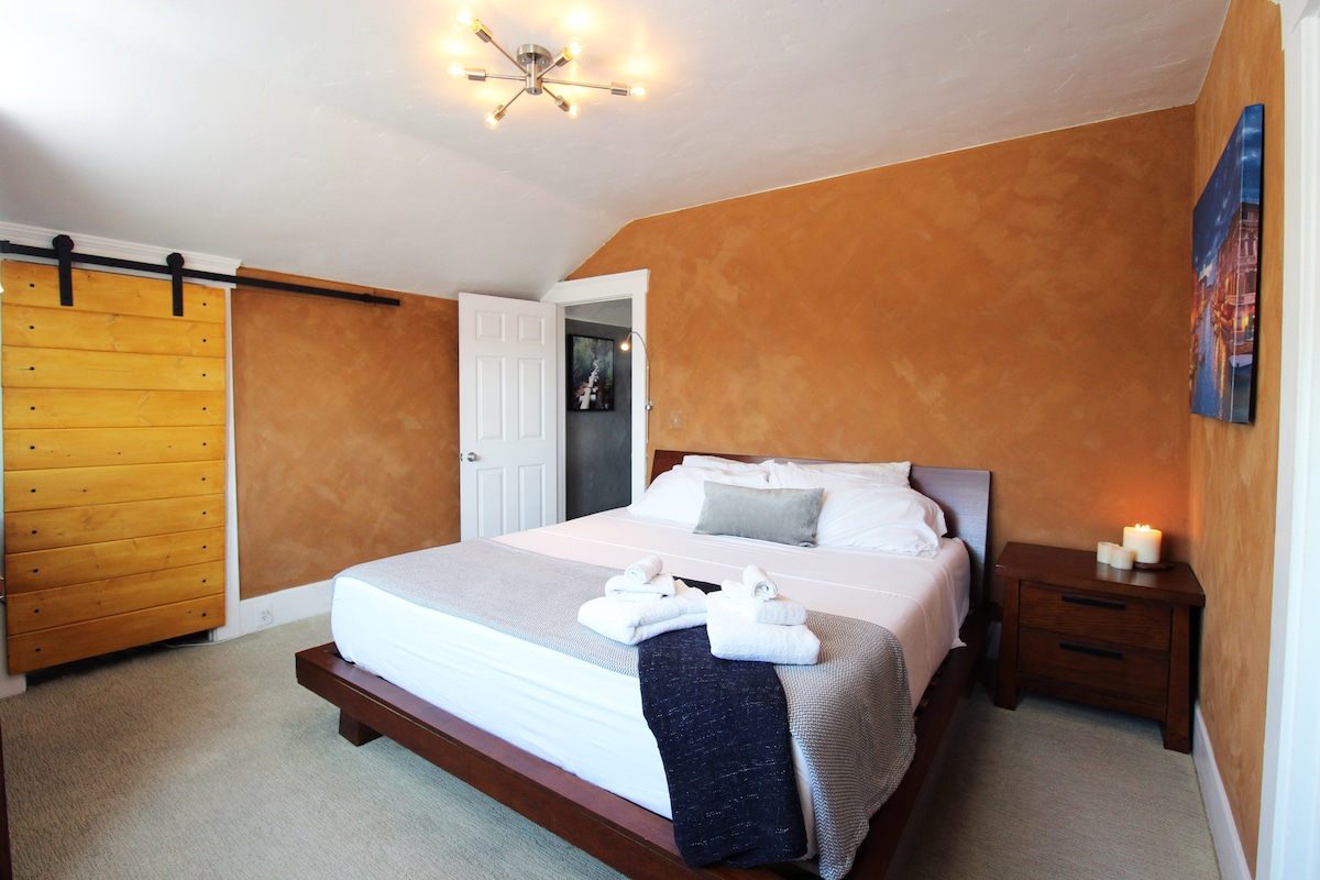 Nuestro dormitorio principal de arriba es espacioso y cómodo. Te encantará despertarte en nuestros colchones de espuma viscoelástica y las suaves sábanas de microfibra.