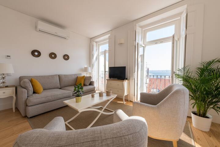 Alfama by the cathedral gallery image 4