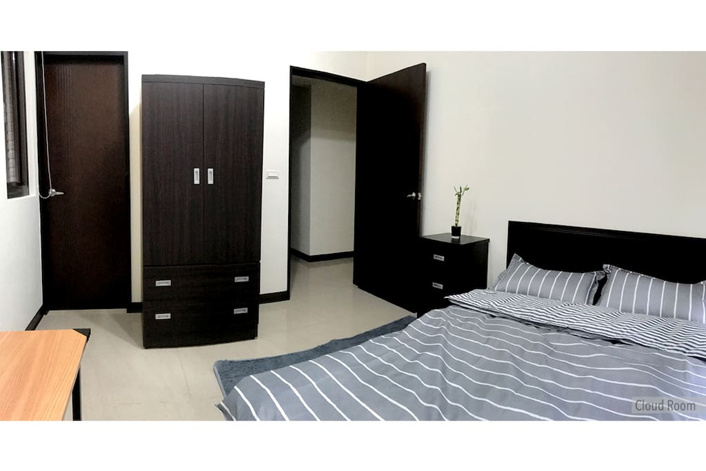 Master Room Main Entrance and Closet.