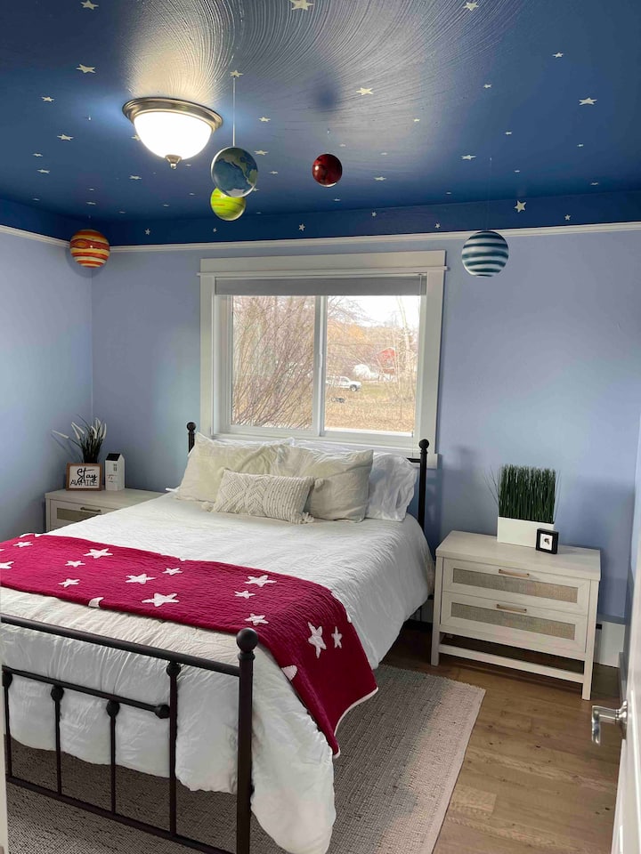 Двойна спалня на главния етаж. Буквално, спете под звездите.  ⭐️ 