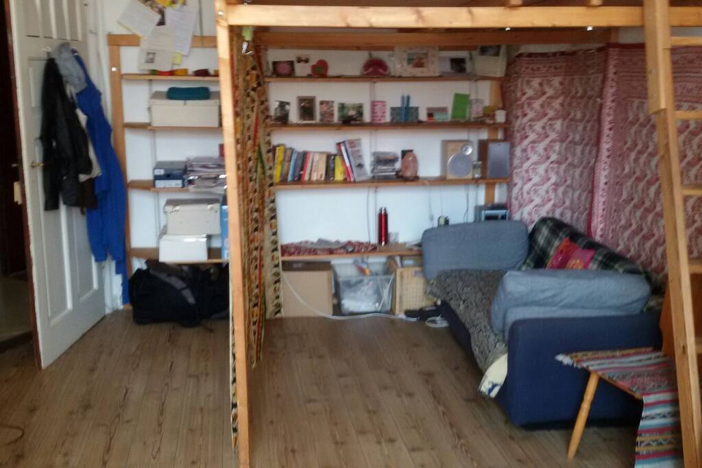 Die Hochebene mit gemütlicher Sitzecke (inzwischen zwei Sessel statt dem Sofa)