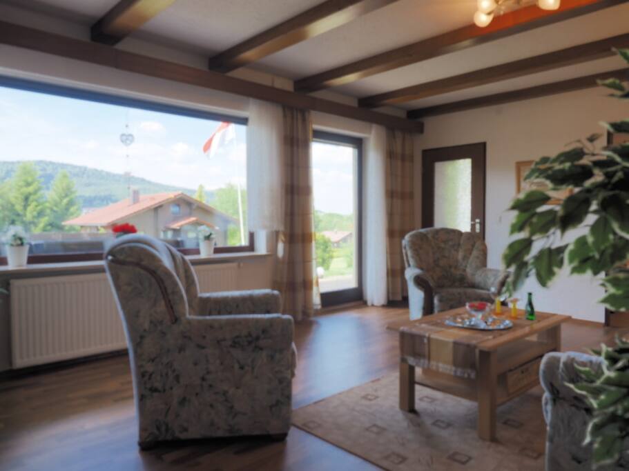 Großes Panoramafenster im Wohnzimmer