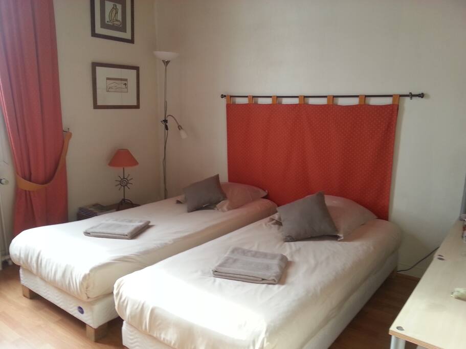 La chambre peut être transformée en couchage séparé pour deux personnes