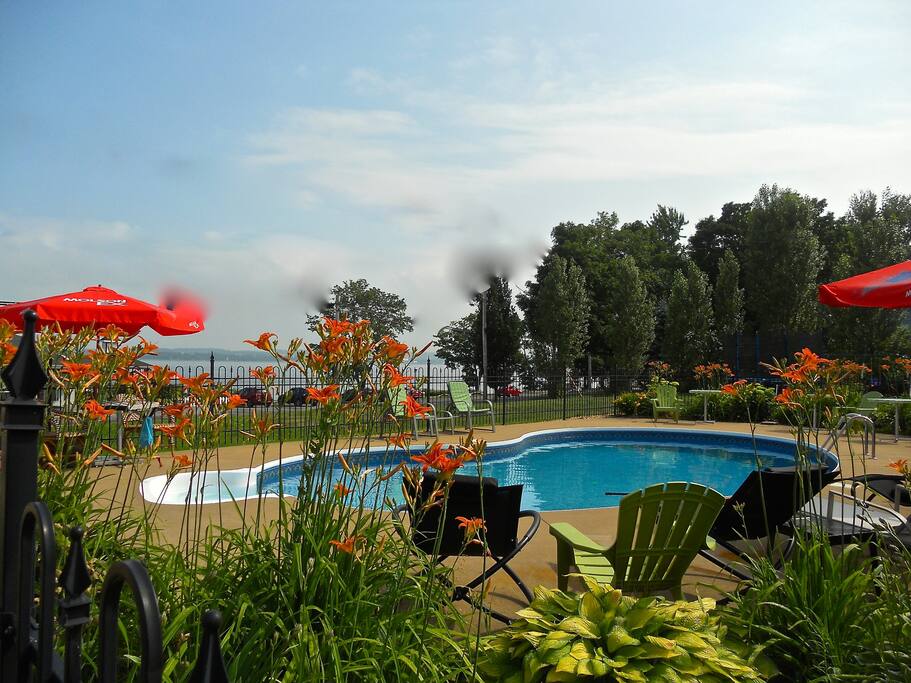 Piscine chauffée, eau salée, vue sur le fleuve St-Laurent