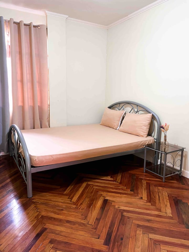 تأتي غرفة النوم مع بطانيات مريحة ونوفر فراشًا إضافيًا.☺️✨