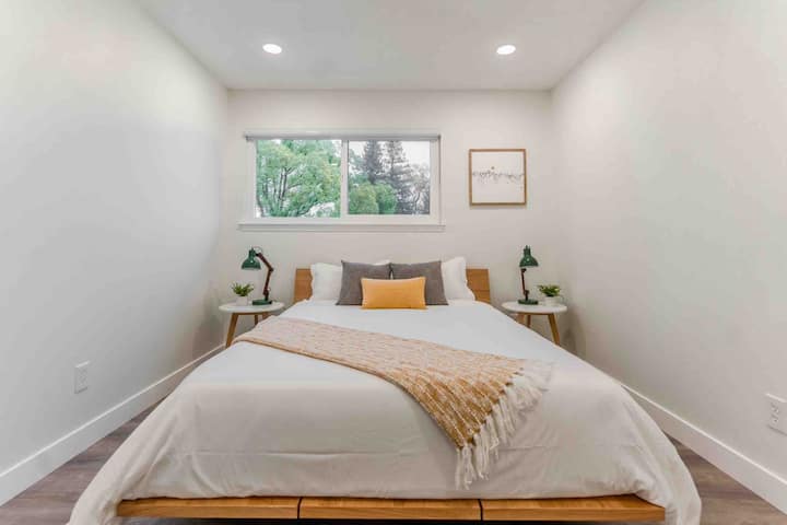 Dhoma #2 - Krevat Floyd me madhësi Queen, kornizë druri natyrale me cilësi të lartë dhe dyshek me shkumë kujtese luksoze.