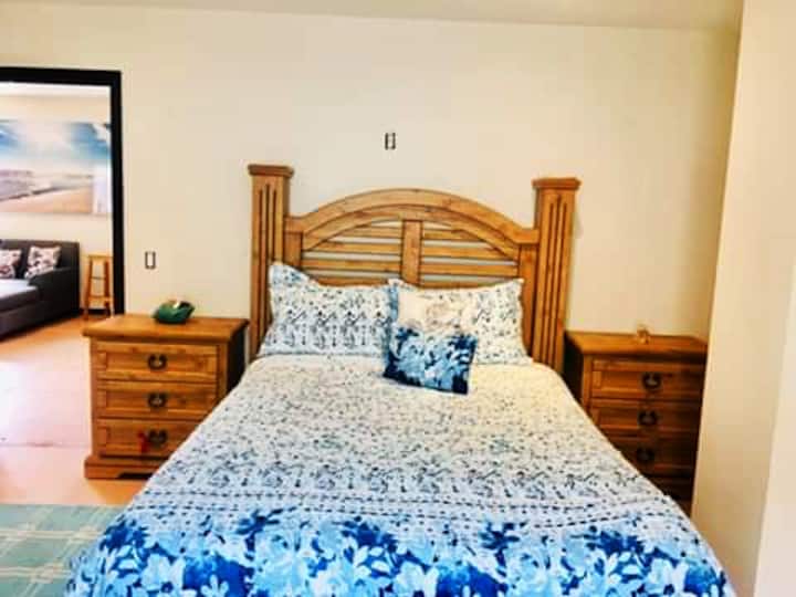 تحتوي غرفة النوم الرئيسية على سرير بحجم كوين جديد مع بياضات جديدة ولحاف ووسائد. مساحة كبيرة للتحرك. تحتوي الخزانة على رفوف وأدراج لتخزين ملابسك ومتعلقاتك. بطانيات إضافية في الخزانة. يحتوي ماستر على حمام خاص/دش ومناشف جديدة. 