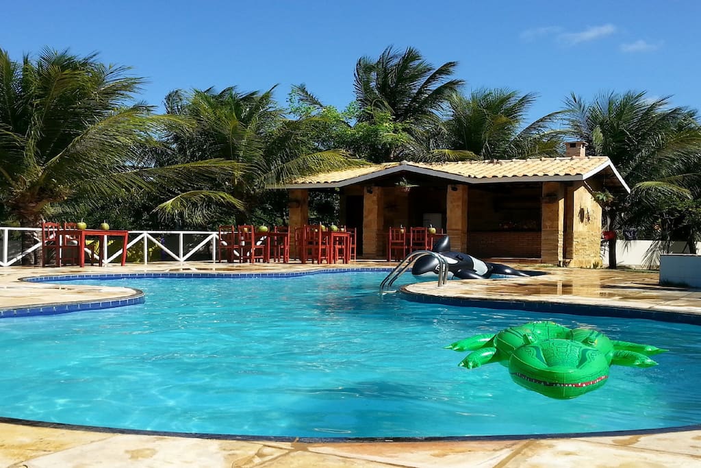 piscina com cadeiras para banho de sol