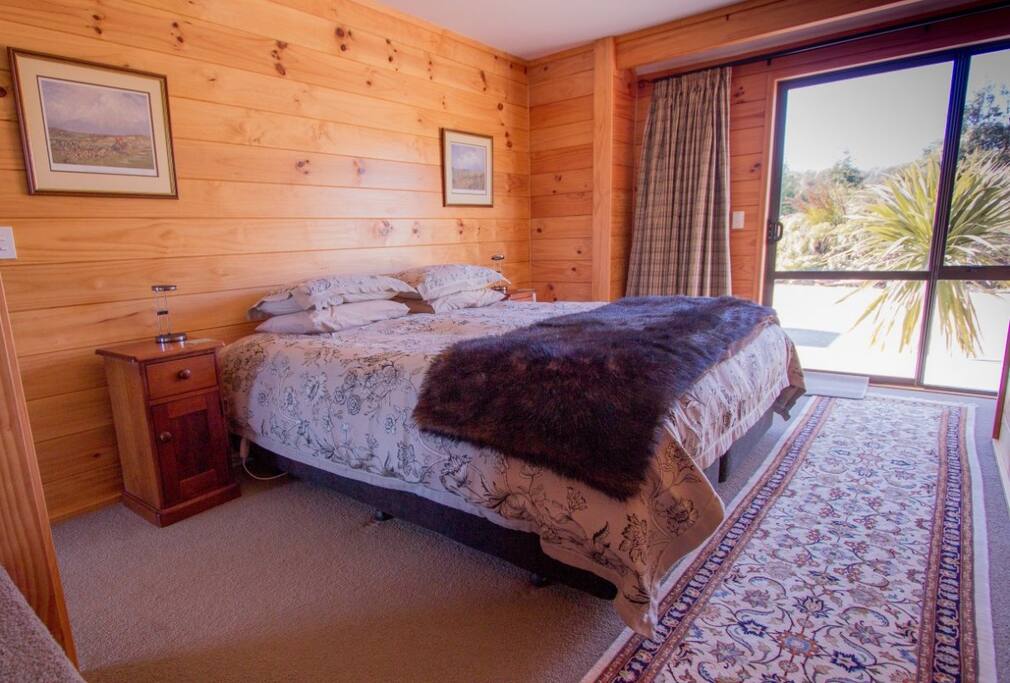 Grand View with king bed. Can be twin.