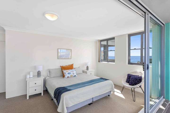 يمكن تقسيم غرفة النوم ذات الطابق السفلي مع سرير بحجم كينج إلى سريرين منفصلين طويلين. 