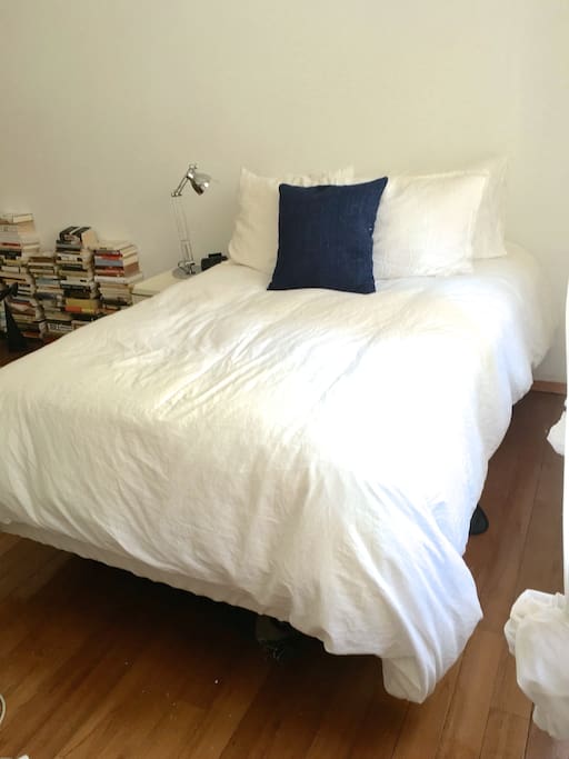 Full bed with lots of daylight!