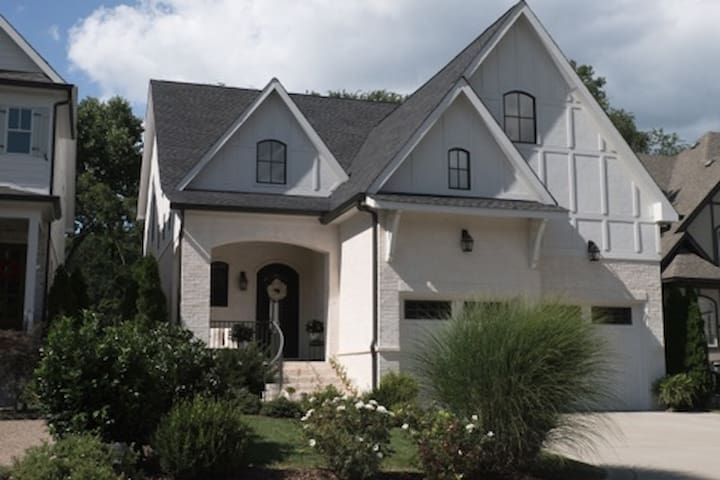 Luxury Home in the heart of Nashville! gallery image 2