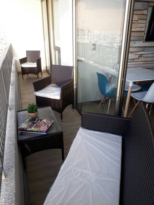 Recién estrenada terraza, cómoda y agradable forma de relajarse observando la playa y los surfistas, único sector de fumadores con ceniceros y revistas.