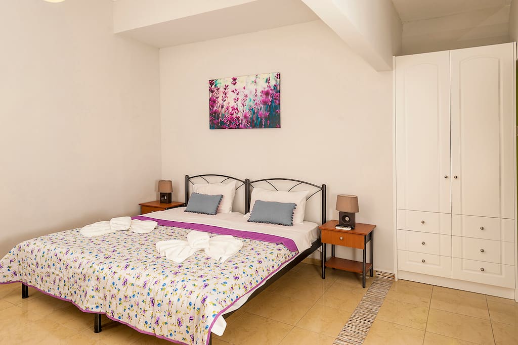 Luxury Ground floor Apartment with twin bedroom , kitchen and yard!!!